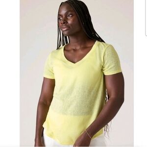 Athleta Breezy Scoop V-Neck Tee in Yellow Breezy. Size 2X. NWT. #404783